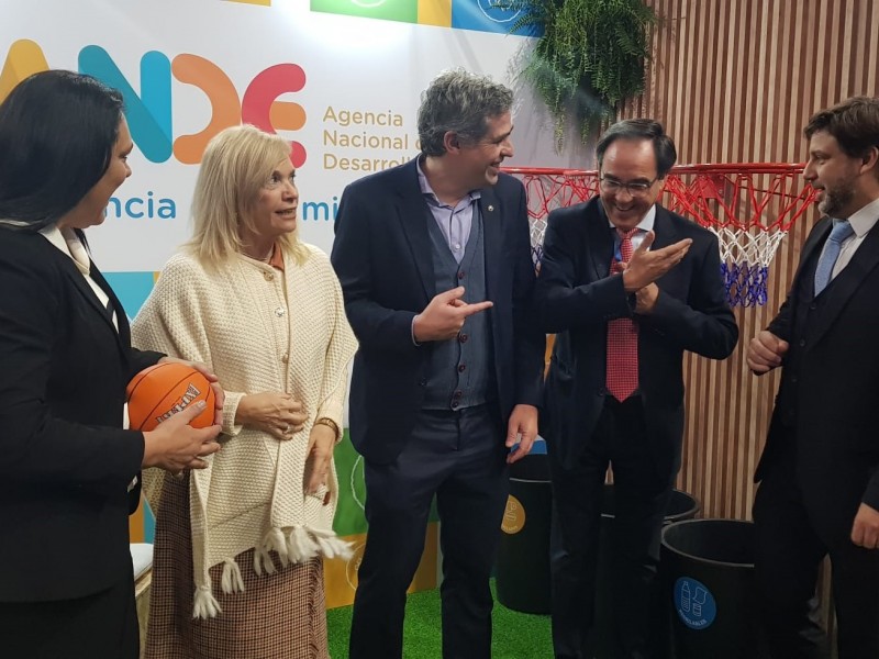8_Beatriz_y_Bouvier_en_stand_ANDE_2